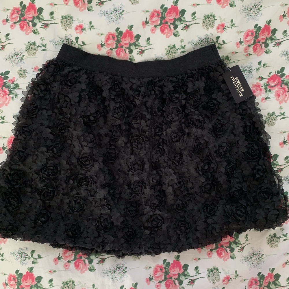 NWT WOMEN’S FOREVER 21 BLACK FLORAL RUFFLE SKIRT